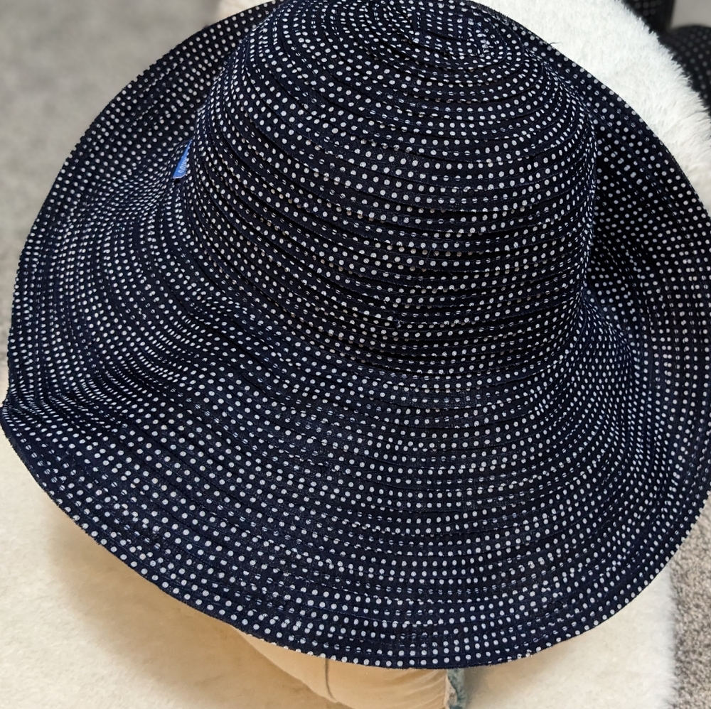 Wallaroo Scrunchie Hat Navy and white